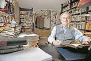 Kurt Steinmann bei sich zu Hause in Reussbühl/Luzern: Er lebt ein Leben mit Büchern, eine Reihe hat er selbst beigesteuert. (Bild: Corinne Glanzmann (2. Dezember 2016).)