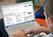 Verschiedenen Nutzern werden online unterschiedliche Inhalte angezeigt: Das beeinflusst die Meinungsbildung. (Bild: Keystone/Montage sci)