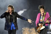 Sänger Mick Jagger und Gitarrist Ron'Wood auf der Bühne im Letzigrund Stadion. (Bild: Keystone (20.September 2017, Zürich))
