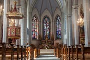 Die farbigen Fenster des Glasmalers August Wanner sind eine Besonderheit der Kirche St. Konrad in Grosswangen. (Bild: Boris Bürgisser / Neue LZ)