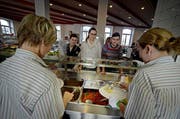 Schüler in der Mensa der Kantonsschule Seetal in Baldegg: Bald sollen die Preise fürs Essen steigen. (Bild: Pius Amrein//Neue LZ)
