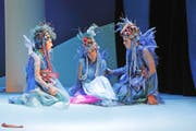 Undine, in der Mitte, wird von ihren Schwestern Nerina und Lilaia getröstet. (Bild André A. Niederberger)