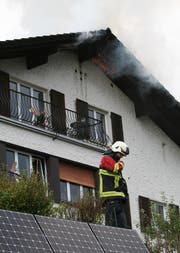 Der Dachstock dieses Hauses an der Oberen Dattenbergstrasse steht in Flammen. (Bild: Leser Walter Näf)