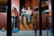 Aline Trevisan, Ty Wyss und Marc Stadler (von links) erlernen spielerisch das Programmieren von Robotern. (Bild: Stefan Kaiser (Zug, 21. April 2017))