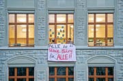 Ende November protestierten Lehrer gegen Sparmassnahmen des Kantons – mit Transparenten am Schulhaus Maihof in Luzern. (Bild Pius Amrein)
