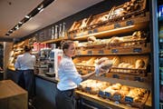 Die Bäckereien mit ihren Spezialitäten. (Bilder Roger Grütter und Pius Amrein)