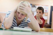 Obszöne Gesten und Arbeitsverweigerung: Manche Schüler sind in der Regelschule untragbar. (Symbolbild: Getty)