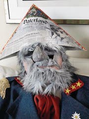 Lorenz Fischers Zeitungshut hat zwei Seiten: Je nach Stimmung wird vom «Vaterland» auf die «Luzerner Zeitung» gewechselt. (Bild: PD)