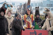 Die Rontalguugger Root am Fasnachtsumzug in Dierikon. (Bild: Corinne Glanzmann (Dierikon, 4. Februar 2018))