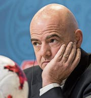 Fifa-Präsident Gianni Infantino sieht sich einmal mehr Angriffen ehemaliger Aufseher ausgesetzt. (Bild: EPA (St. Petersburg, 2. Juli 2017))