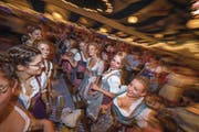 Das Lozärner Oktoberfest ist bereits seit einer Woche im Gang – das Bier fliesst im Eiszentrum noch bis zum 23. September. (Bild: Pius Amrein (Luzern, 14. September 2017))