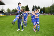 Jubel nach dem Sieg gegen den FC Aarau. (Bild Roger Zbinden/Neue LZ)