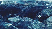 Wasser ist bei uns eine Selbstverständlichkeit, deshalb gehen wir mit ihm sehr verschwenderisch um, oft ohne es zu wissen. (Bild: EyeEm/Getty)