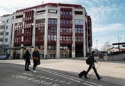 Die Räumlichkeiten der ehemaligen Post an der Alpenstrasse in Zug sollen umgebaut werden. (Bild: Stefan Kaiser (20. Februar 2017))