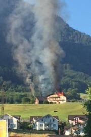 Der brennende Stall in Buochs. (Bild: Leserreporter Edgar Reiser)