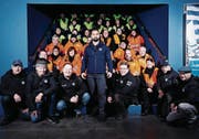 Der neue EVZ-Sicherheitschef Amin Ghiasi inmitten seiner Helfer bei EVZ-Heimspielen. (Bild: Stefan Kaiser (Zug, 9. Dezember 2017))