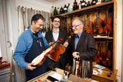 Peter Boner (rechts) in seinem Geigenbauatelier zusammen mit seinen Nachfolgern Ufuk Irgin (links) und Micha Sennhauser. (Bild Manuela Jans)