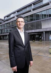 Der neue Kantonsratspräsident Hubert Schuler vor der Gemeindeverwaltung in Baar. (Bild: Werner Schelbert / Neue ZZ)