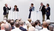 Stehen beim Podium zur Altersreform 2020 auf der Bühne (v. l.): Pirmin Frei (CVP, Kantonsrat, Baar), Bea Heim (SP-Nationalrätin, Solothurn), Patrick Eugster (Jungfreisinnige), Harry Ziegler («Zuger Zeitung») und Bruno Pezzatti (FDP-Nationalrat, Menzingen). (Bild: Stefan Kaiser (22. August 2017))