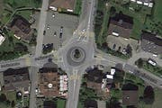 Im Bereich dieses Kreisels ist das Mädchen angefahren worden. (Bild: maps.google.ch)