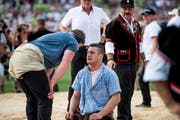 Zweieinhalb Minuten vor Ende eines unterhaltsamen Schlussgangs besiegt Glarner Matthias den Jungstar Orlik Armon (oben) und spendet dem Bündner sogleich Trost. (Bilder Grütter Roger)