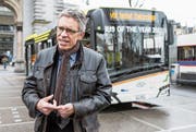 VBL-Direktor Norbert Schmassmann vor dem batteriebetriebenen Testbus am Bahnhof Luzern. (Bild: Alexandra Wey/Keystone (1. Februar 2018))