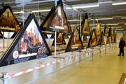 Die Kopien der Kapellbrückenbilder (hier an der Luga 2009) sollen zur Probe aufgehängt werden, fordert die SVP. (Bild Roger Grütter/Neue LZ)