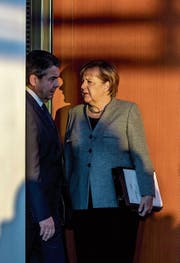 Bundeskanzlerin Angela Merkel (CDU) und Aussenminister Sigmar Gabriel (SPD). (Bild: Michael Kappeler/Keystone (Berlin, 13. Dezember 2017))