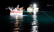 Suche mit Scheinwerfern vom Wasser aus. (Bild: Geri Holdener, Bote der Urschweiz)