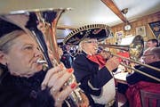 Der 90-jährige Walter Strebel posaunt sich in seine 55. Fasnachtssaison. (Bild: Pius Amrein)