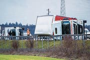 Ein durch den Sturm Burglind umgestuerzter Lastwagen blockiert die Durchfahrt auf der Autobahn A1 Fahrtrichtung Bern zwischen Oensingen und Niederbipp am Mittwoch, den 3. Januar 2018. (KEYSTONE/Christian Merz) A truck lies on it's side and blocks the highway A1 between Oensingen and Niederbipp, Switzerland, Wednesday, January 3, 2018. The winter storm Burglind has caused damage and traffic disturbances all over Switzerland. KEYSTONE/Christian Merz) (Bild: CHRISTIAN MERZ (KEYSTONE))