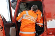 Polizisten bei der Kontrolle eines Lastwagens (Symbolbild). (Bild: Keystone)