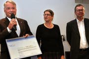 Urs W. Studer nimmt mit die Auszeichnung vom entgegen. Neben ihm freuen sich Ursula Stämmer und Kurt Bieder. (Nadia Schärli/Neue LZ)