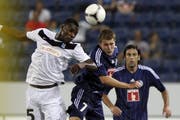 2012 war Genk stärker als der FCL. Claudio Lustenberger (Mitte) im Kopfballduell mit Christian Benteke. Im Hintergrund Tomislav Puljic. (Bild: Urs Flüeler/Keystone (Luzern, 30. August 2012))