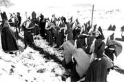 Am 26. November 1987 liessen die Initianten im Rothenthurmer Hochmoor Samichläuse aufmarschieren. (Archivbild Keystone)
