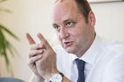 Astra-Chef Jürg Röthlisberger beim Interview in seinem Büro in Ittigen. (Bild: Manuela Jans- Koch (Neue LZ))