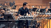 Der kurzfristig eingesprungene Perkussionist Victor Hanna brillierte unter dem Dirigat von Susanna Mälkki. (Bild: Lucerne Festival/Priska Ketterer)