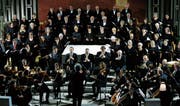 Ausklang der Weihnachtszeit: Rund 100 Mitwirkende sorgten einmal mehr für eine Feierstunde in der Pfarrkirche Bruder Klaus in Oberwil. Diese war wie immer zum Bersten voll. (Bild: Stefan Kaiser (Zug, 7. Januar 2018))