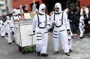 Astronauten am Fasnachtsumzug in Rotkreuz. (Bild: Werner Schelbert / Neue ZZ)
