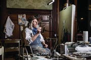 Wolfgang Beltracchi in seinem neuen Atelier. Eingerichtet hat er es im Jugendstil-Saal des Gasthauses Kreuz in Meggen. (Bild: Manuela Jans-Koch (30. November 2017))
