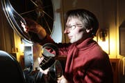 Kobi Barmettler kontrolliert einen Film. (Bild Roger Zbinden/Neue NZ)