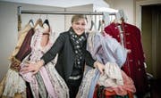 Inmitten der Kostüme für die Operette fühlt sich Vereinspräsidentin Petra Wey sichtlich wohl. (Bild: Pius Amrein (Entlebuch, 21. November 2017))