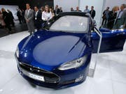 Mit einem Elektroauto dieses Typs, Tesla Model S (Symbolbild), geschah im Mai 2016 der tödliche Unfall in Florida. Pikant: der Autopilot «übersah» einen LKW. (Bild: KEYSTONE/AP/MICHAEL PROBST)