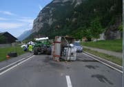 Die Ladebrücke des landwirtschaftlichen Fahrzeugs blieb auf der Gotthardstrasse liegen. (Bild: Kapo Uri (Erstfeld, 13. Juni 2017))