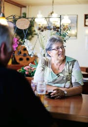 Die Wirtin Theres Köpfli hat zusammengezählt wohl Jahre am «Grütli»-Stammtisch verbracht. Das Lokal verdient die Bezeichnung «Beiz» nicht zuletzt dank der kultigen Gegenstände darin (unten). (Bilder Stefan Kaiser)