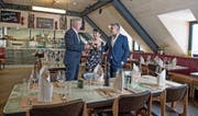 «Monopol»-EigentümerJürg Linsi (links) mit den Gastgebern Hülya und Erdal Sezer im «Botticelli». Bild: Corinne Glanzmann (Luzern, 30. Juni 2017)