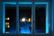Einbrecher spähen durch Fenster den Innenraum aus und steigen später durch diese ein (Symbolbild). (Bild: Keystone (gestellte Szene))