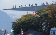 Vermeintlich nahe an der Kante, in Wirklichkeit mehrere Meter dahinter: Hochschul-Studenten auf dem KKL-Dach. (Bild: Josef Müller)