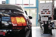 Eine Fahrzeugprüfung beim Strassenverkehrsamt des Kantons Luzern. (Bild: Boris Bürgisser (Kriens, 24. September 2013))