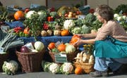 Karin Steul richtet einen Stand mit Obst und Gemuese aus biologischem Anbau ein auf einem Markt in Dresden, 29. September 2006. Obst und Gemuese kommen bei deutschen Verbrauchern haeufiger auf den Tisch als noch vor 40 Jahren. Wie das Statistische Bundesamt am Donnerstag, 12. Okt. 2006, mitteilte, wurden 2003 in den privaten Haushalten 22 Prozent der Nahrungsmittelausgaben fuer Obst und Gemuese aufgewendet. (AP Photo/Matthias Rietschel) (Bild: MATTHIAS RIETSCHEL (AP))